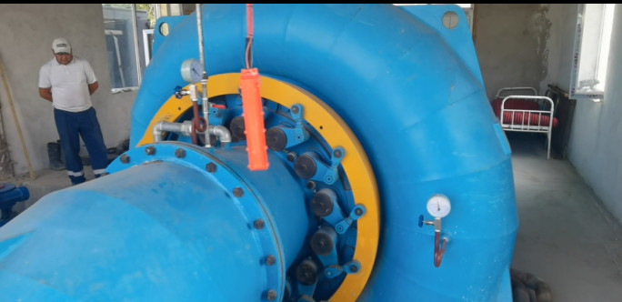 Eficiencia de la turbina de agua Interior / exterior aire / agua de refrigeración 220V-690V 200kw-20mw Potencia de salida