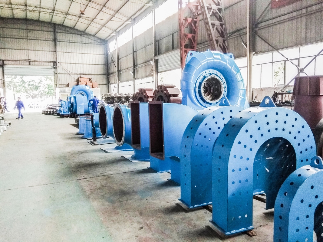 Generador de turbina Francis vertical de acero inoxidable con 400V - 10kV de tensión para la cabeza de agua Rango de 20m - 300M
