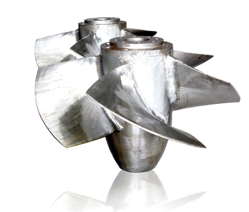 Materiales de corredor de acero inoxidable Generador de turbina Pelton para 100m a 700m cabeza de diseño