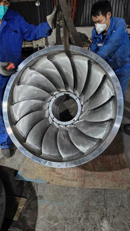 Generador de turbina Francis de 2000 kW de capacidad unitaria con álabes de acero inoxidable y sistema de control de automatización para energía hidroeléctrica