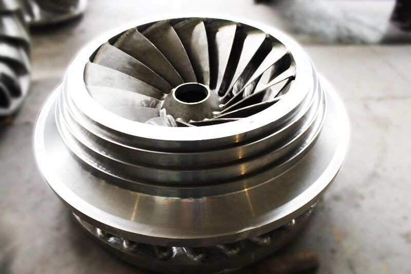 Turbina Pelton de cabezal alto de 200 mm de diámetro que incluye sistema de excitación estática o sin escobillas diseñada para energía hidroeléctrica